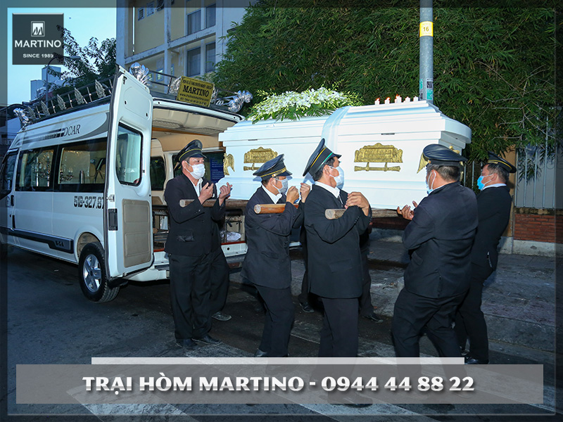 Nhân viên tang lễ Martino thực hiện các nghi thức trong tang lễ công giáo