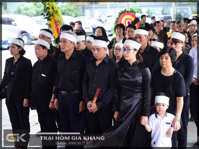 Áo dài đen tang lễ thể hiện sự kính trọng với người đã khuất